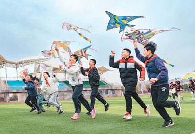 3月18日，江蘇省海安市南屏小學(xué)的孩子們在操場上放風(fēng)箏，感受春天的氣息。翟慧勇攝（人民視覺）